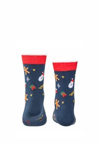 Calzini al ginocchio di colore blu scuro con un motivo festivo di omini di pan di zenzero, pupazzi di neve, regali di Natale e stelle, con polsini a coste rossi.