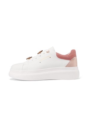 Sneaker bianca con tomaia in pelle liscia, dettaglio in suede rosa sul tallone e occhielli in tono oro. Caratterizzata da una suola spessa bianca e un dettaglio di branding.