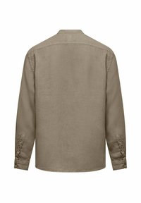 Camicia a maniche lunghe di un beige tenue, realizzata in tessuto leggero, con colletto classico e polsini abbottonati dalla trama liscia.