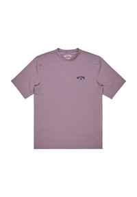 Camiseta de manga corta morada hecha de un tejido suave. Cuenta con cuello redondo y un pequeño logotipo negro en la parte superior izquierda.