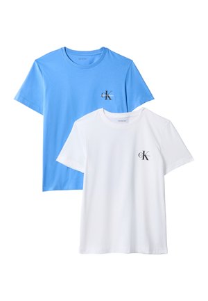 Două tricouri cu gât rotund, unul albastru deschis și unul alb, fiecare cu un mic logo Calvin Klein „CK” pe piept.