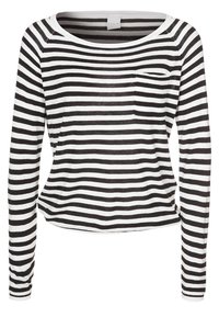 Chemise à rayures horizontales noir et blanc à manches longues avec col rond et petite poche sur le côté gauche.