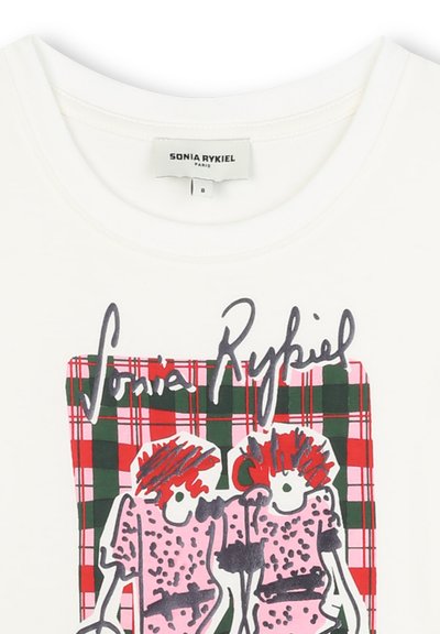 Witte T-shirt met een ronde halslijn, voorzien van een grafische print van twee figuren in het roze op een geruit achtergrond van rood en groen.