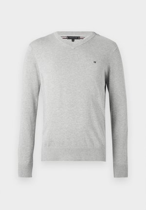 Pull en V à manches longues gris clair avec des poignets et un ourlet côtelés, petit logo sur la poitrine gauche.