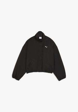 Sort Puma lynlåstrøje med høj krave, elastiske manchetter og kant, to sidelommer samt hvid Puma-logo på venstre bryst.