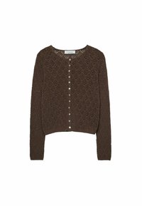 Cardigan in maglia marrone con un motivo a rombi, scollo rotondo, maniche lunghe e chiusura frontale con bottoni abbinati.