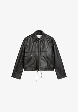 Schwarze Leder-Cropped-Jacke mit einem Reißverschluss vorne, spitzem Kragen, zwei Vordertaschen und verstellbarem Kordelzugsaum. Glatte Textur und modernes Design.