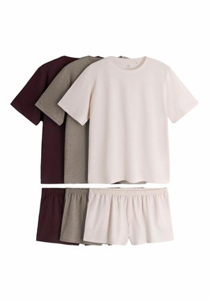 Trzy komplety koszul z krótkim rękawem i dopasowanych szortów z elastycznym pasem w kolorach kremowym, taupe i ciemnym bordowym, prezentowane na białym tle.