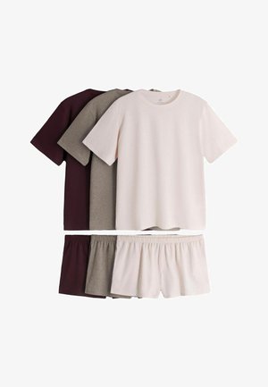 Tre sæt kortærmede skjorter og matchende shorts med elastisk talje i creme, taupe og mørk bordeauxfarve vist på hvid baggrund.