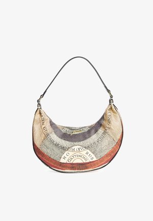 Borsa hobo con forma curvata, realizzata in tessuto a fantasia. Presenta una tracolla nera e intricati motivi testuali in tonalità beige, oro e rosso.