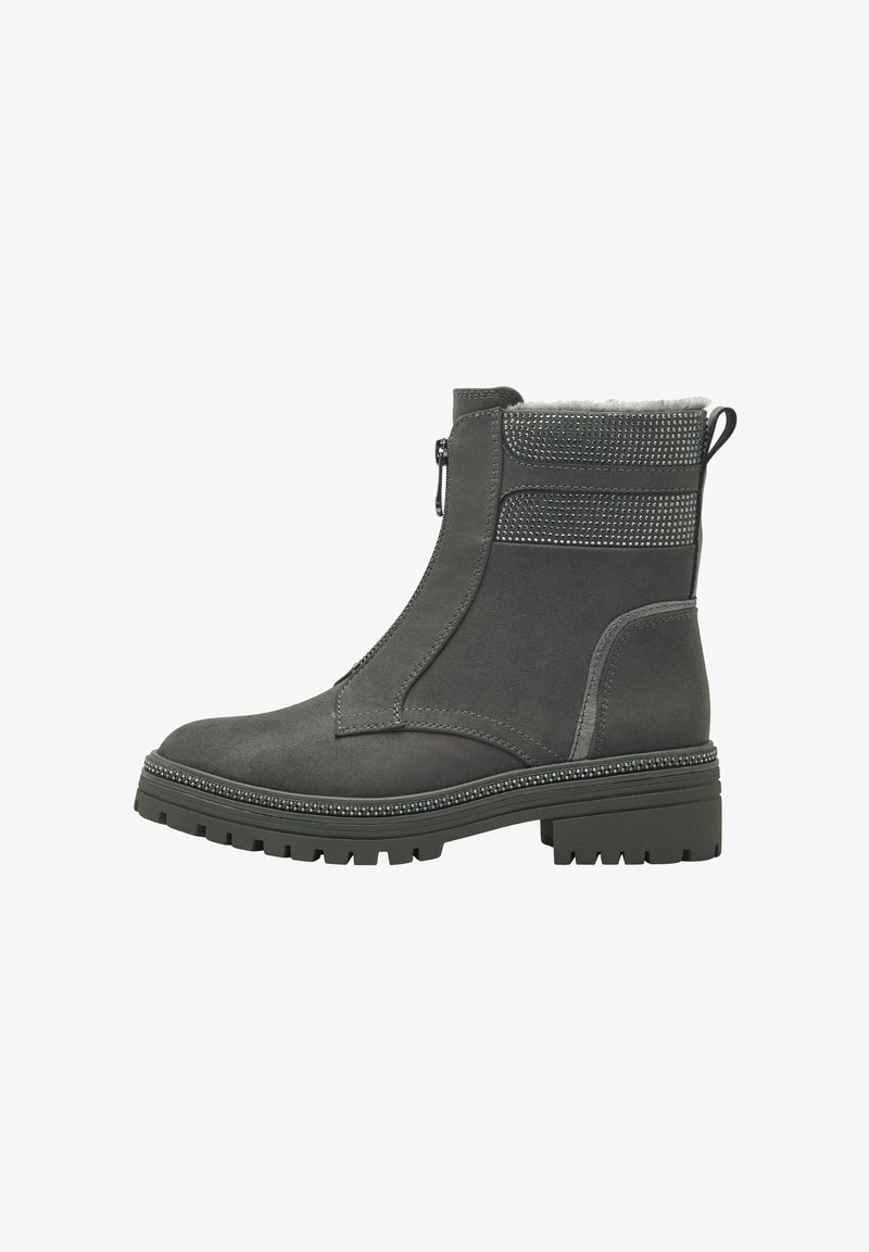 Botas de tobillo grises con una textura suave, cremallera lateral, forro de peluche y acentos metálicos en la parte superior. Suela gruesa tipo "lug" para mayor tracción.