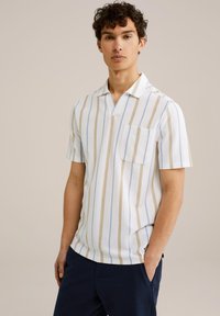 Polo de manga corta en blanco con franjas verticales azules y beige. Cuenta con un cuello y un bolsillo en el pecho. Tejido texturizado.