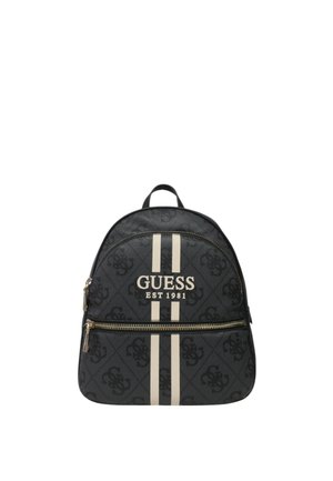 Sac à dos noir avec des rayures blanches verticales et logo "GUESS EST 1981" à l'avant, comportant une poche zippée et un dessus arrondi.