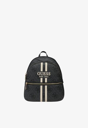 Sac à dos noir avec des rayures blanches verticales et logo "GUESS EST 1981" à l'avant, comportant une poche zippée et un dessus arrondi.