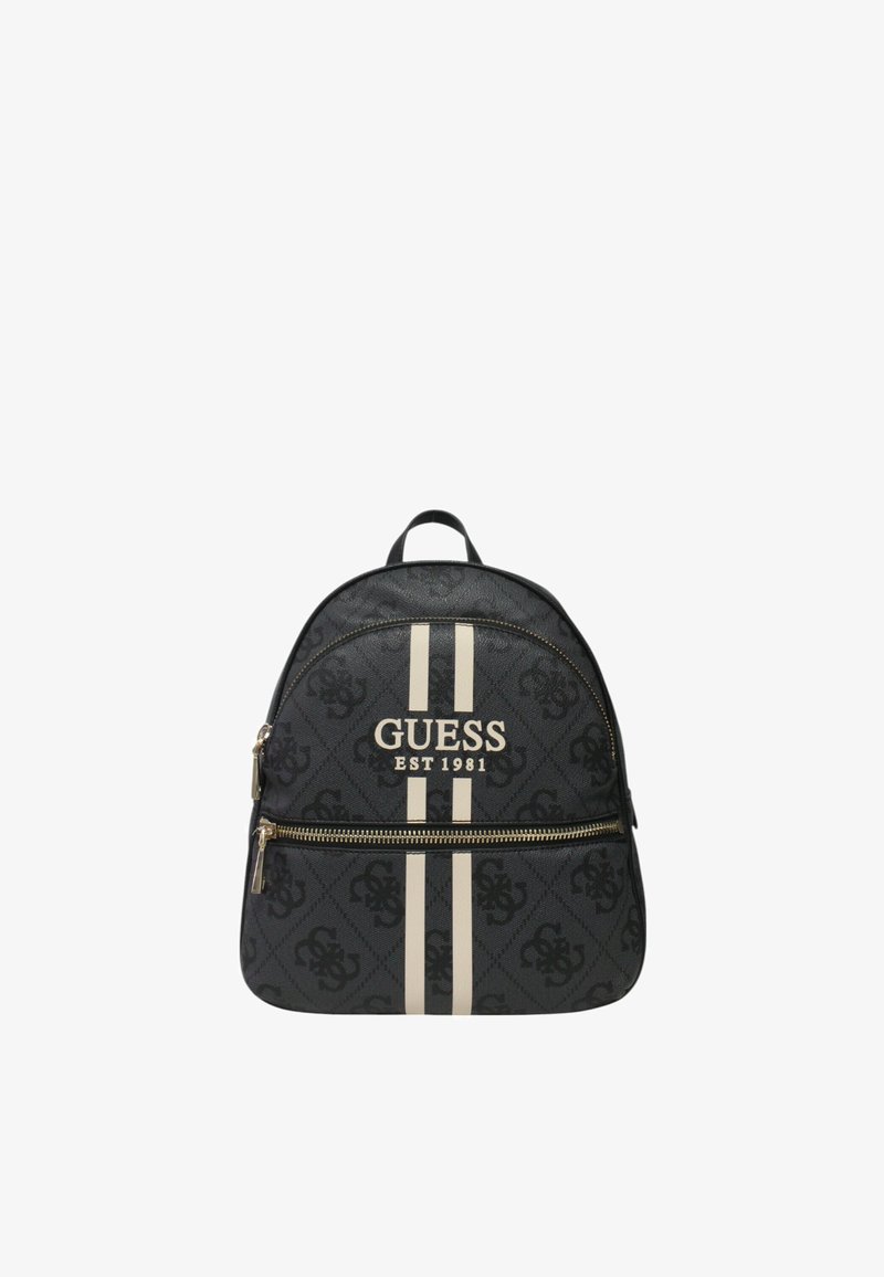 Zaino nero con strisce bianche verticali e logo "GUESS EST 1981" sul davanti, dotato di tasca con zip e parte superiore arrotondata.