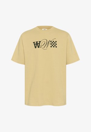 Šviesiai ruda medvilninė marškinėliai trumpomis rankovėmis. Priekyje yra juodas prekės ženklas ir languotas raštas. Apvalus kaklas ir laisvas kirpimas.