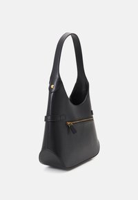 Sac à main en cuir noir au design structuré, équipé d'une longue anse, d'une poche zippée à l'avant et d'accents métalliques dorés. Texture lisse.