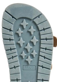 Helle blaue Gummisohle mit einem strukturierten Muster, das Sterne und "+"-Formen zeigt, gekennzeichnet mit "M&S." Das Profil ist für Grip und Langlebigkeit ausgelegt.