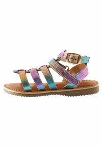 Flerfärgad sandalias med remmar i metallblått, rosa och guld; en brun fotbädd; och ett metallspänne för justering.