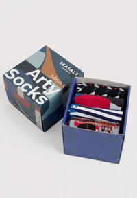 Kutija koja sadrži pet parova šarenih muških čarapa, s raznolikim uzorcima, uključujući pruge i grafiku. Kutija ima plavu osnovu s živopisnom umjetnošću.