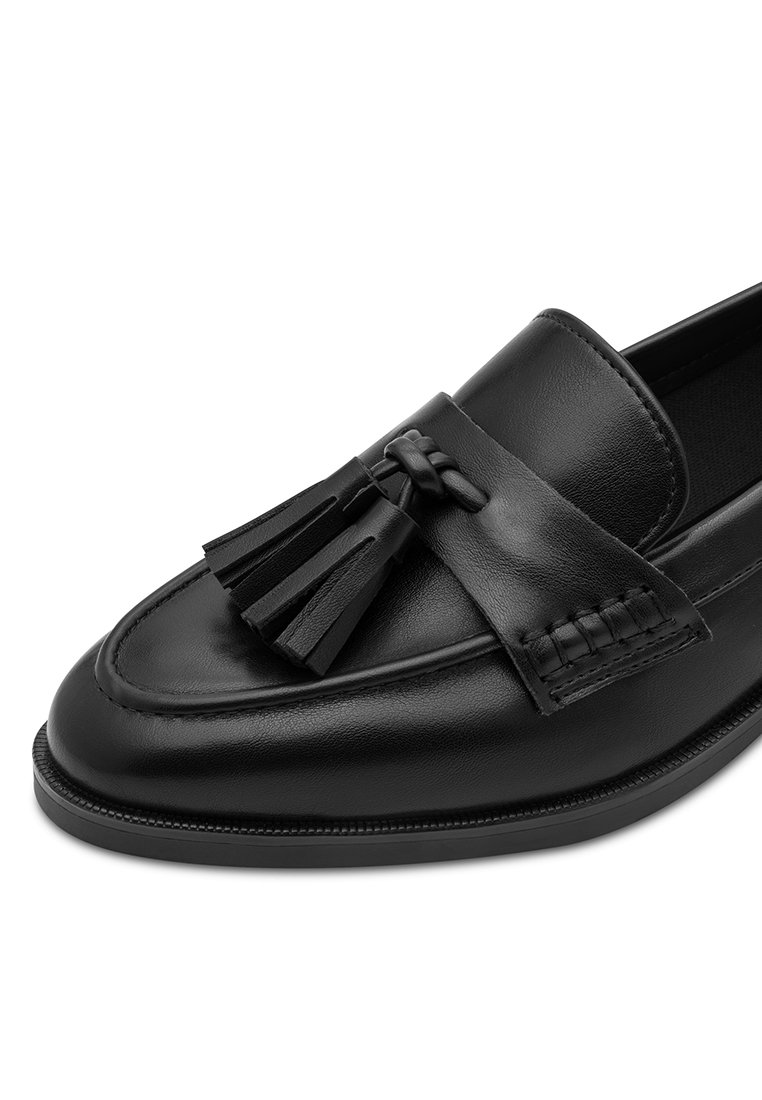 Mocassins en cuir noir avec une bande tissée, des accents de pompon et un bout rond lisse. Couture texturée autour du bord.