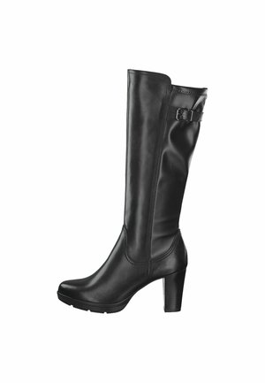 Botte en cuir noire montant jusqu’au genou, avec un talon bloc et une sangle décorative avec boucle près du haut.