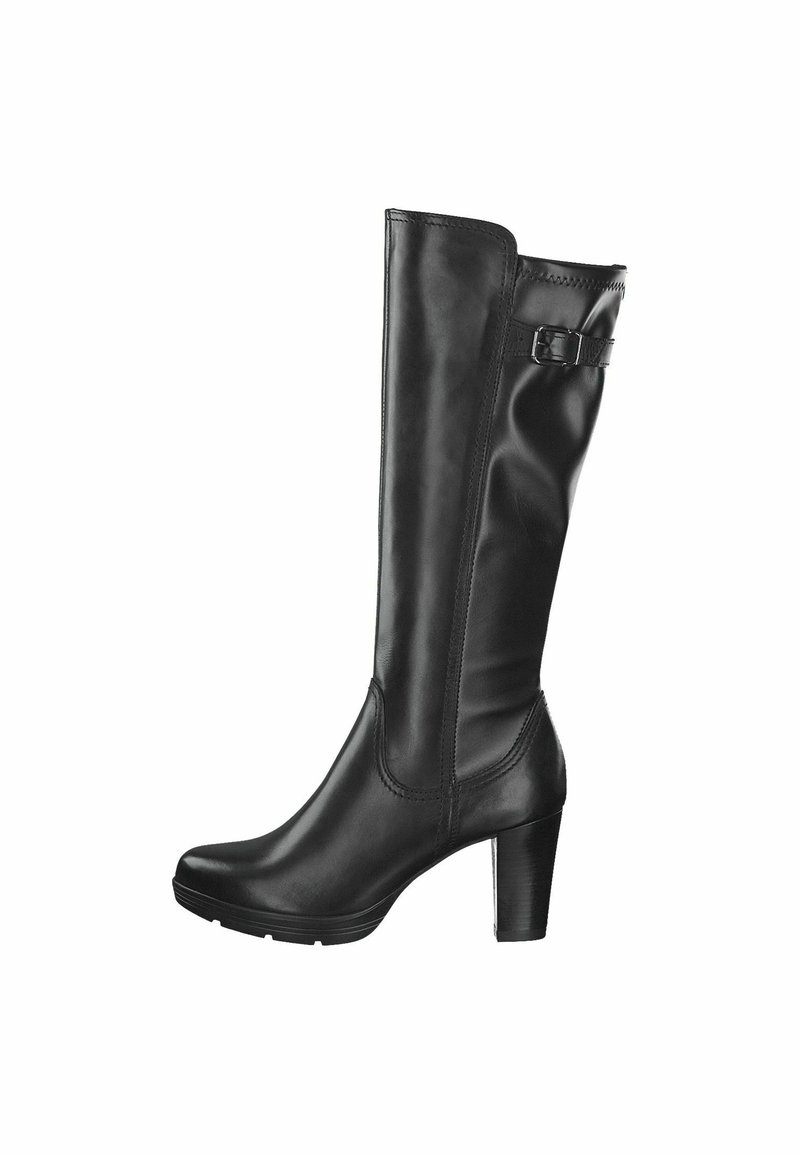 Botte en cuir noire montant jusqu’au genou, avec un talon bloc et une sangle décorative avec boucle près du haut.