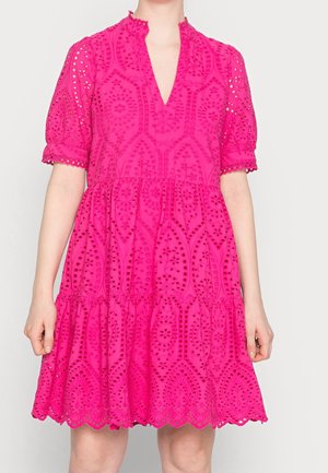 Robe rose en tissu ajouré avec un décolleté en V, des manches courtes bouffantes et une jupe à volants. Présente des découpes détaillées et un ourlet festonné avec des motifs complexes.