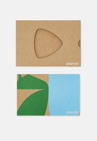 Brunt papperförpackning med en utskuren triangel och färgglada mönster; har design av gröna blad och en blå sektion. Varumärkesnamnet "Zalando" tryckt.