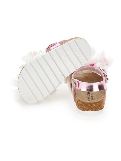 Sandalias metálicas rosas con una plantilla de corcho, suela de goma blanca texturizada, correa ajustable y adornos florales en la parte trasera.
