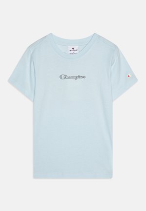 Camiseta de algodón de color azul claro con mangas cortas, escote redondo, que presenta un pequeño logo bordado en azul marino en el pecho y un acento de logo en una manga.