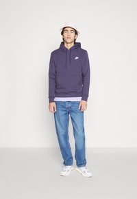 Nike Sportswear SPORTSWEAR CLUB FLEECE - Sweatshirt com capuz - cave purple/white