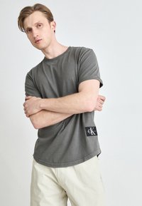 Calvin Klein Jeans WASHED MONOLOGO BADGE TEE - Basic póló - endless grey