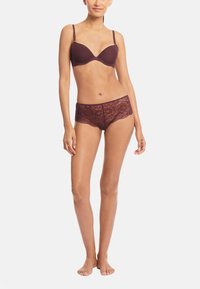 Burgundy spetsb stöd BH och matchande hipster-shorts, med mjuk textur, justerbara band och scalloped kanter på midjan och benen.