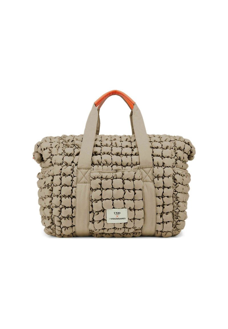 Borsa tote beige imbottita con tessuto testurizzato, design compatto, dettagli arancioni sulle maniglie, con una tasca frontale e il logo del marchio.