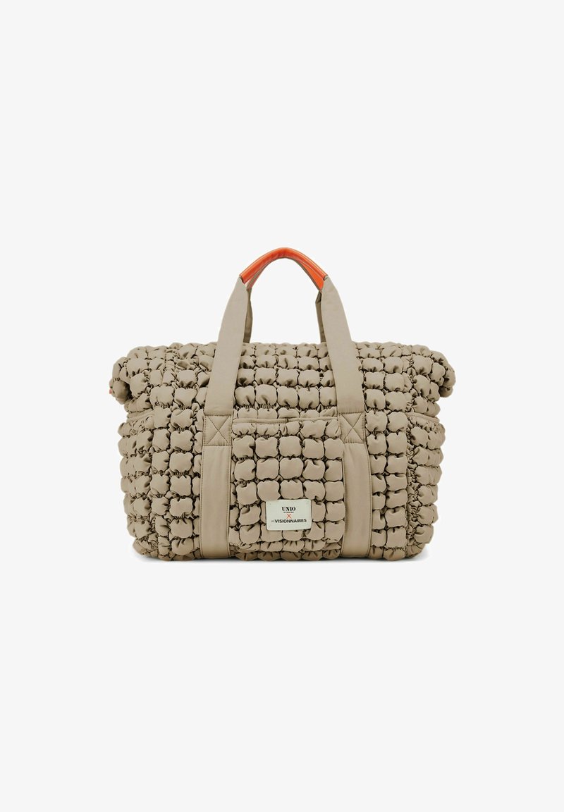 Bolso tote acolchado beige con tejido texturizado, diseño compacto, detalles en naranja en las asas, que cuenta con un bolsillo frontal y el logo de la marca.