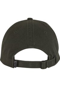 Cappellino da baseball verde scuro con visiera curva, cinturino regolabile e tessuto testurizzato; presenta un piccolo etichetta sul lato.