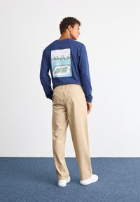 New Balance ATHLETICS STANDARD PANT - Hlače - stoneware