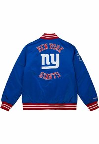 Niebieska satynowa kurtka z czerwono-białymi paskami na kołnierzu, mankietach i dole. Z tyłu widnieje napis "NEW YORK" oraz "GIANTS" dużymi literami, z logo "ny".
