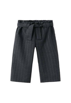 Pantalon court gris foncé à fines rayures verticales, avec ceinture en tissu nouée à une taille élastique.