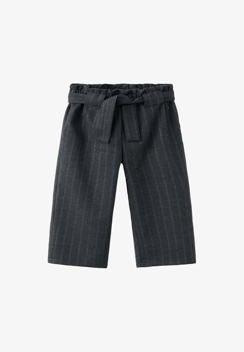 Pantaloni scurți gri închis cu dungi verticale și o curea din material legată la talie elastică.