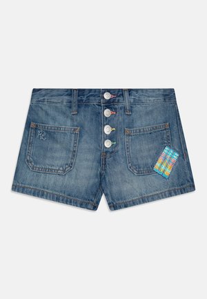 Hellblaue Jeansshorts mit einem Verschluss aus fünf Knöpfen, zwei Gesäßtaschen und einem farbenfrohen, gemusterten Aufnäher auf der rechten Seitentasche.