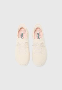 Helle beige Sportschuhe mit einem gestrickten Obermaterial, runder Zehenform und Gummisohle. Ausgestattet mit flachen Schnürsenkeln und einer gepolsterten Innensohle mit Branding.