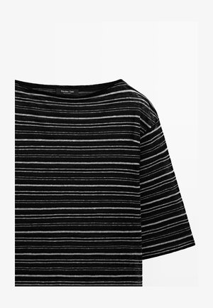 Czarny top z krótkim rękawem, cienkie poziome białe paski i szeroki dekolt, z widoczną metką Massimo Dutti na kołnierzu.