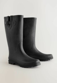 Bottes en caoutchouc noires avec une finition mate, hauteur mi-mollet, semelle texturée et détail de sangle réglable en haut.