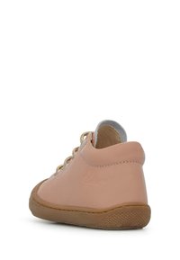 Zapatilla baja de cuero marrón con cordones dorados y un forro suave. Cuenta con una suela de goma con agarre texturizado y un diseño de puntera redondeada.