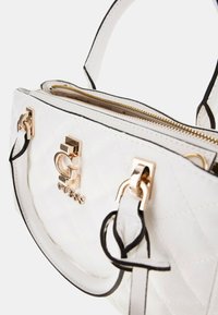 Borsa a tracolla bianca trapuntata con hardware dorato, dettagli neri e un logo prominente. Presenta manici doppi e chiusura con zip superiore.