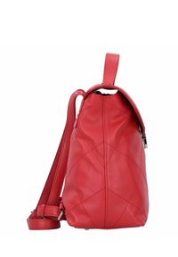 Mochila de cuero rojo con un patrón acolchado, correa ajustable y un asa en la parte superior. Presenta una textura suave y un detalle de cierre de cremallera.