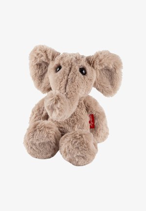 Giocattolo elefante di peluche morbido beige con grandi orecchie, occhi neri e un'etichetta rossa sul fianco, seduto eretto su uno sfondo bianco.
