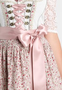 Corsage de robe blanc et floral avec lacets en ruban rose, fermoirs métalliques en forme de cœur, jupe florale rose et grand nœud en satin rose à la taille